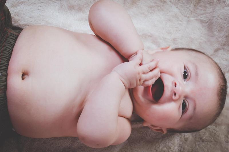 Bébé qui sourit car sa maman est heureuse - Mathan Family