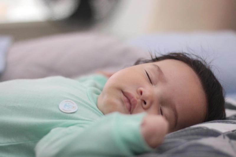 Bébé qui dort paisiblement après une séance de reflexologie affective - Mathan Family