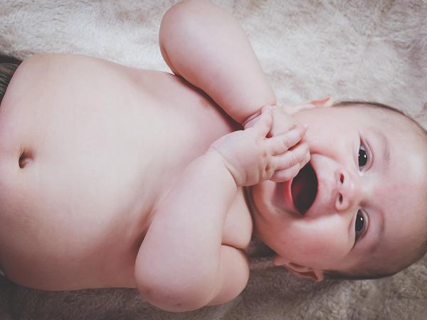 Bébé heureux après une séance de réflexologie plantaire - Mathan Family